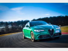 Фотография Alfa Romeo Giulia Quadrifoglio