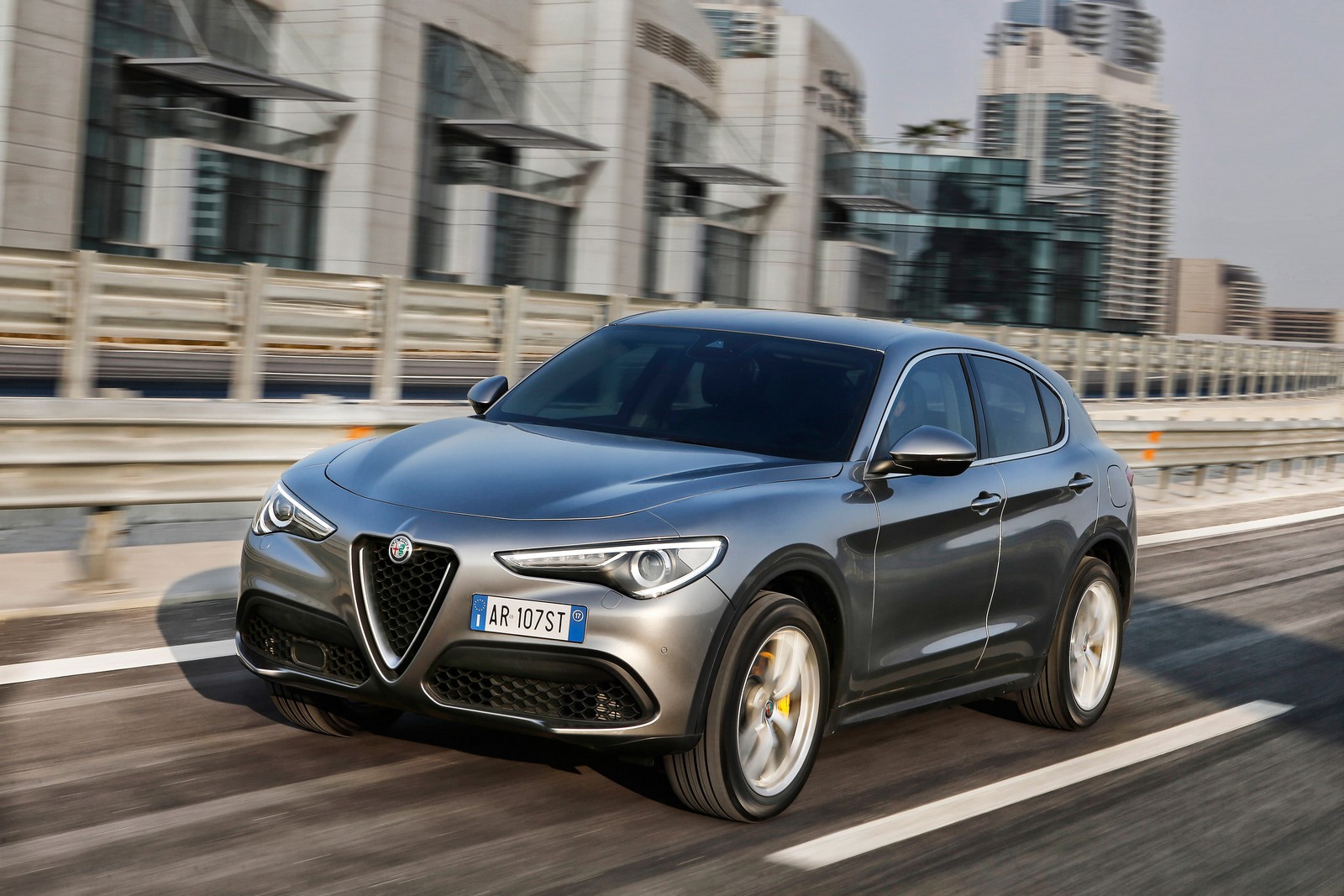 Фото Alfa Romeo Stelvio первое поколение Внедорожник