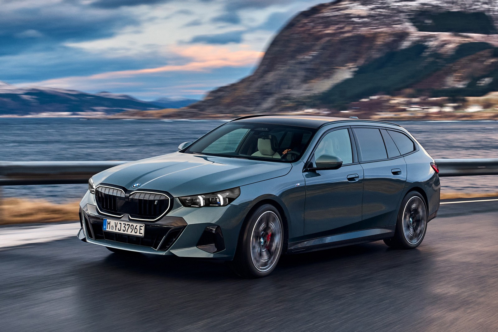 Фото BMW i5 седан G60 i5 универсал