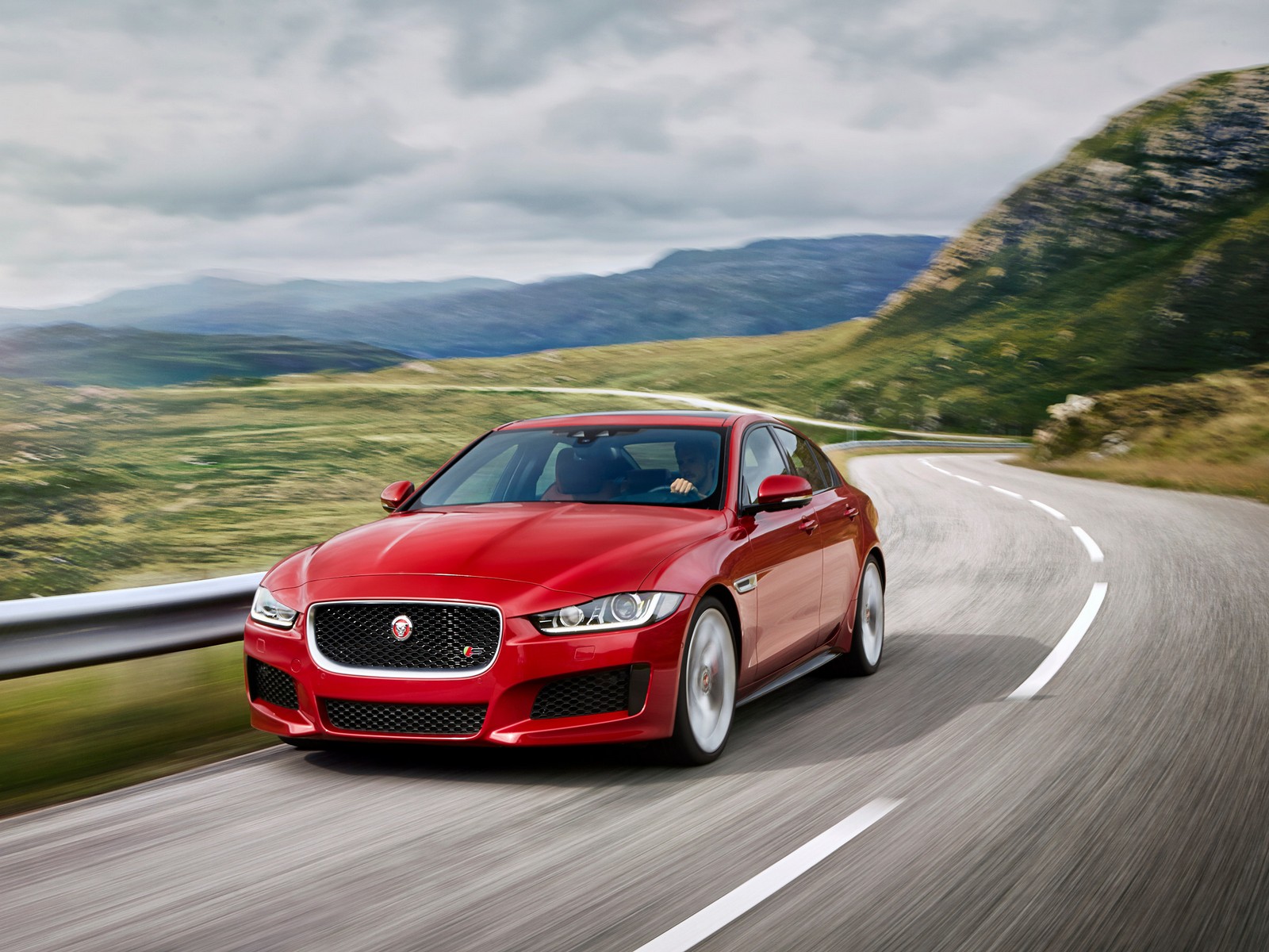 Фото Jaguar XE первое поколение Седан