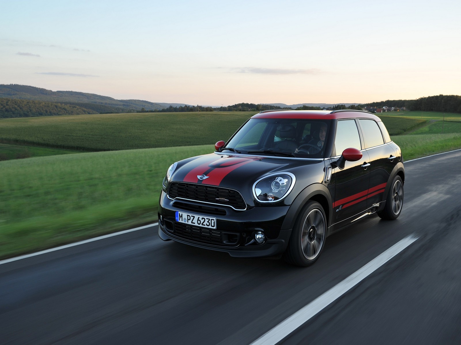 Фото MINI John Cooper Works Countryman первое поколение Хэтчбек