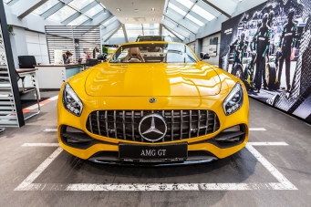 Mercedes-AMG GT C Roadster в цвете AMG solarbeam – яркий представитель философии #DrivingPerformance в АВИЛОН Воздвиженка